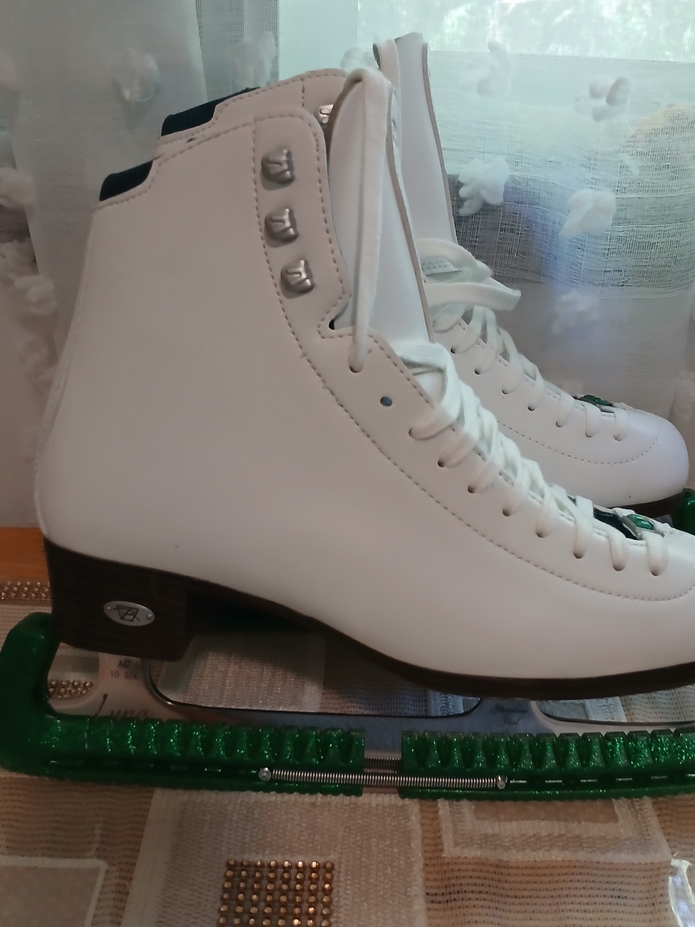 Riedell Emerald Ice Skates (Size 9) White